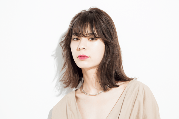 流れるような毛流れで 軽快に着こなすフルバング