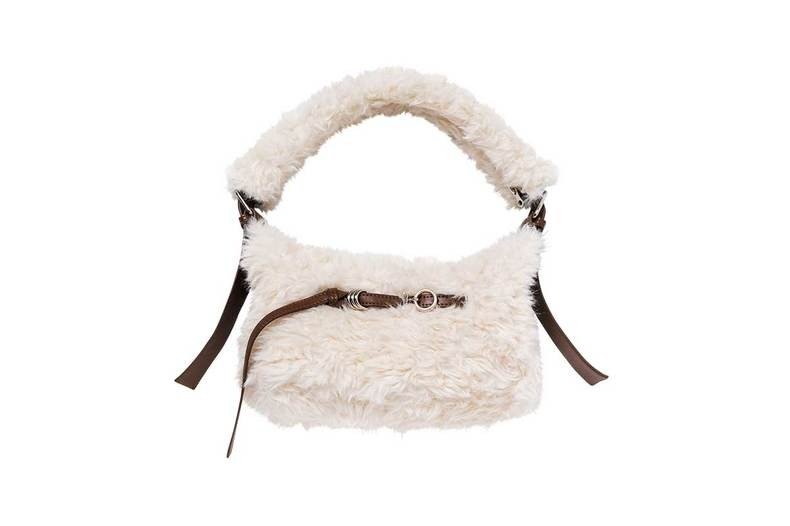 最新「ファーアイテム」17選 バッグ・ハット・小物編　バッグ￥8,690／エモダルミネエスト新宿店