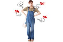 「まいう〜って言ってそう…」ラフすぎるデニムサロペ姿が、この後一瞬で色っぽくなります！