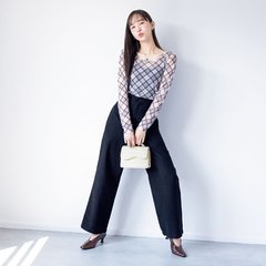 井桁弘恵、美しすぎるデコルテにドキッ♡ デート向け映えトップスで色っぽコーデを披露