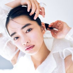 女優・見上愛の”純白”に思わずうっとり…♡ 異なるラメをレイヤードする【クリアなホワイトメイク】が新しい！