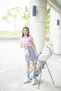 シャツ¥9,900、スカート¥15,400、ソックス¥2,530、キャディーバッグ¥33,000、ポーチ¥6,050/ジャックバニー シューズ¥9,999/ティゴラ