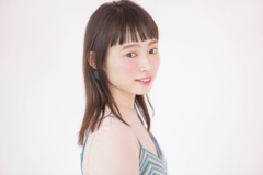 みずみずしさが弾ける暗髪ストレートミディ