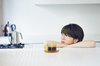 横を見ている諸星翔希。ar8月号より