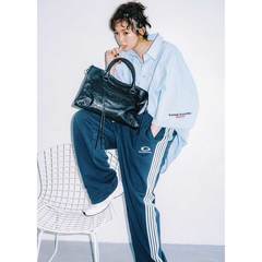 スポーティと上品さを両立♡清涼感漂うバレンシアガのメンズライクBIGシャツをご紹介