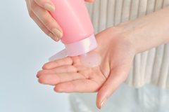 「あの子、膝が黒い…」ひじや膝のガサガサは意外と見られてる！　週に1回で肌が変わる方法って？