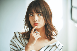 揺れる毛先で視線を誘う デコルテに自信あり♥