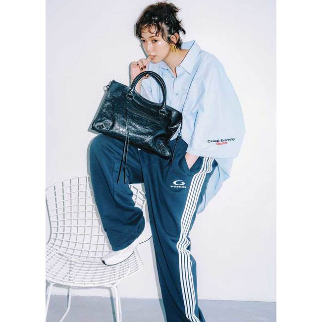 スポーティと上品さを両立♡清涼感漂うバレンシアガのメンズライクBIGシャツをご紹介