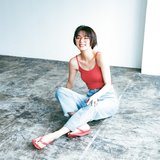 池田エライザ、こんなにピュアな笑顔向けられたら…♡ココロを丸ハダカにするビタミンカラーな赤で素顔を見せる