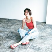 池田エライザ、こんなにピュアな笑顔向けられたら…♡ココロを丸ハダカにするビタミンカラーな赤で素顔を見せる