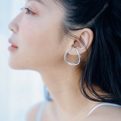 休井美郷のバッグの中身は？「顔がめちゃくちゃ上がるし、鎖骨もくっきり！」持ち歩くメイクアイテムも公開