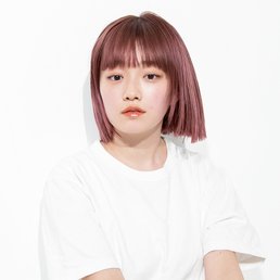 シアーなピーチピンクにぷつっと強気なボブが旬