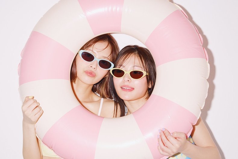 森 日菜美（左）、和内璃乃（右）。ar7月号より