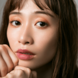 一気に秋めく柿色アイメイク、試してみない？