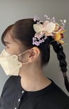 全体的にシンプルにまとめたら、まろやかカラーのお花で細やかにアクセントをプラスして大人っぽく