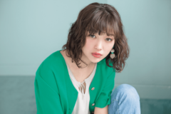 触れたくなるような ほつれウェーブで誘惑