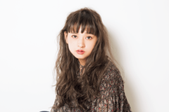 スウィートなロングと辛口グレーで 計算ずくのあどけなさにキュン♥