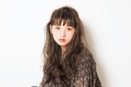 スウィートなロングと辛口グレーで 計算ずくのあどけなさにキュン♥