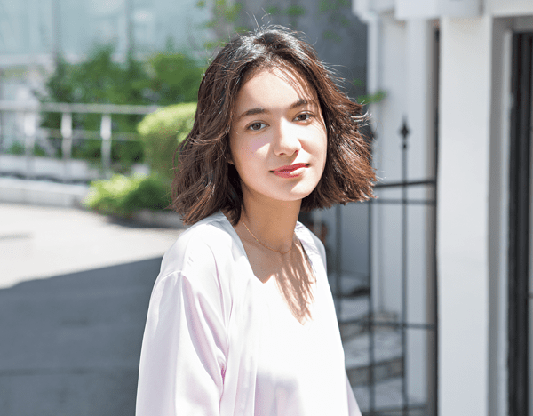 シックな大人のボブは 前髪なし、色気あり♥