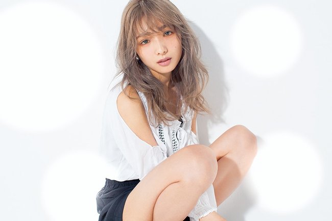 ハイトーンで魅せる無造作ロング