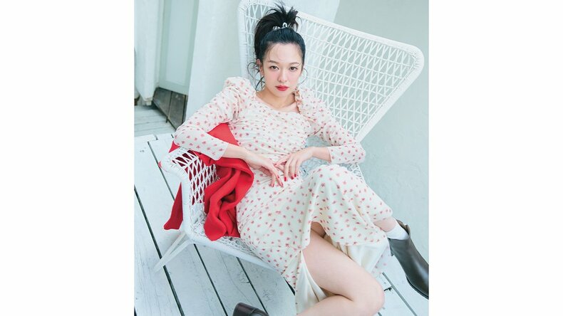 「赤にしか叶えられないきゅんがある♡」お休み気分を楽しむ小花柄ワンピコーデをご紹介
