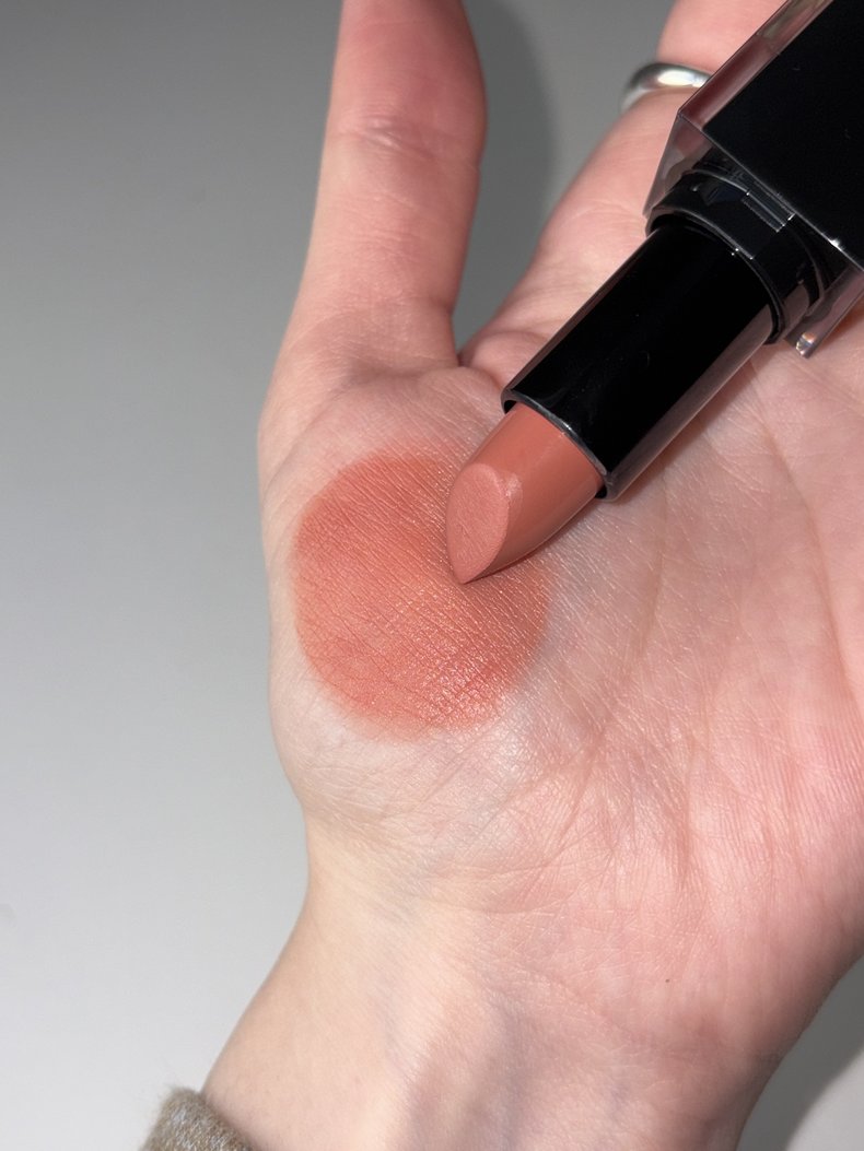 10 アウトサイドプレッピー｜顔が映えるメロウなコーラルピンク