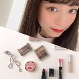 トレンドを常にチェック！　プチプラ命の美人さんが唯一こだわるコスメって？【可愛いあの子のポーチの中身】