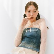 デニムビスチェにはイマドキヘアと大人っぽチークを合わせて抜け感を♡上西星来が魅せる【三つ編み×ブラウンチーク×デニムビスチェ】コーデ