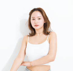 【ミディアム】くびれミディで女っぽさをヘアにもチャージ