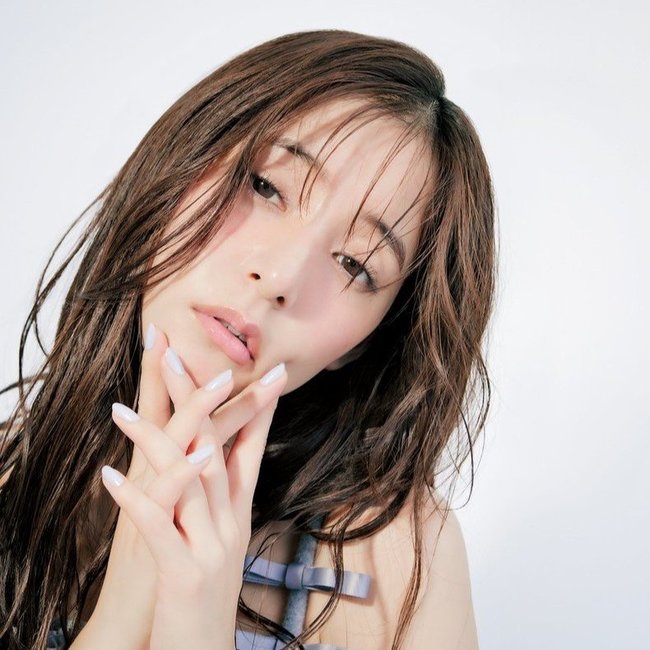 【新木優子のヘアまとめ】ツヤ髪ケア法まとめ♡カットやカラーのオーダー方法・愛用ブラシやドライヤー＆透明感天使ヘアを作るルーティンも