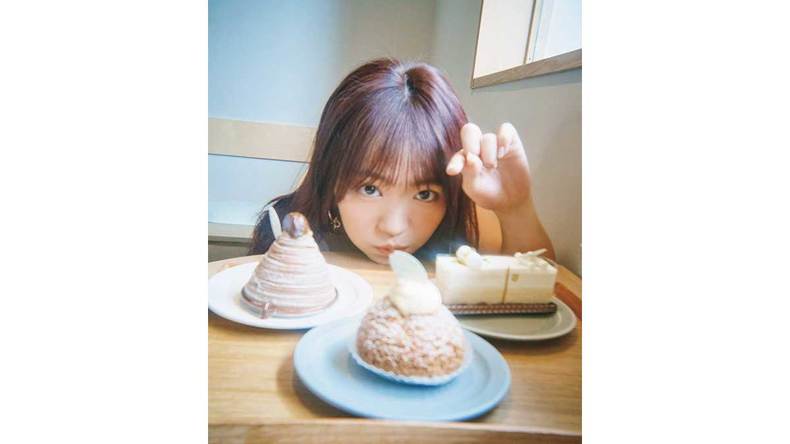 大原優乃、カジュアルな着こなしには甘いミニスカを♡ おしゃれな街歩きにぴったりな【最強タンクコーデ】2選