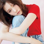 【水色デニム×赤Tシャツ】のLOVE配色を八木アリサが着こなす♡ メンズ感MAXなコーデには、”血色じゅわチーク”でオンナ度プラスが鉄則!!