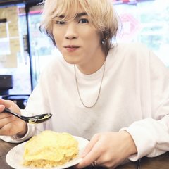 LEEVELLES（リーベルス） 小川紘輔「本当の自分を押し殺して周りに合わせて生きてきたような人間でしたが…」塾講師からバンドマンに。夢を叶える秘訣とは？【美女と町中華・番外編】