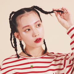 南沙良、ミニ丈からのびる足にうっとり♡ ショートブーツの着こなしで美脚を披露