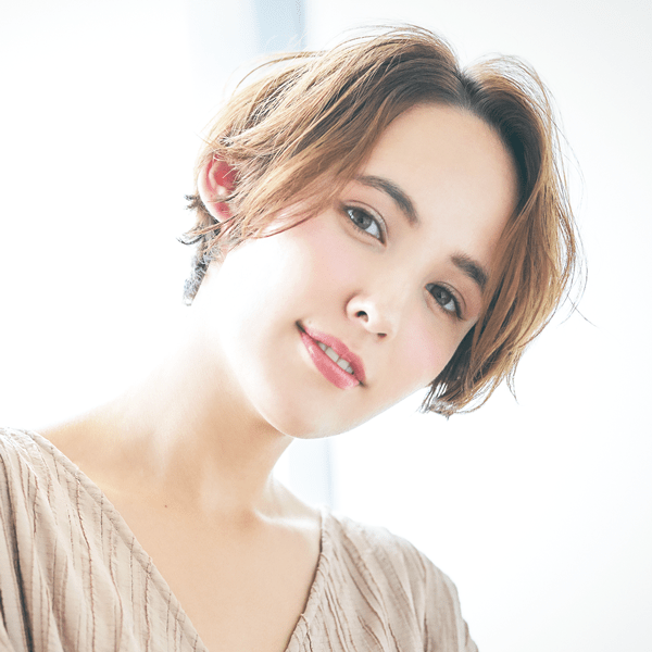 色気の秘訣は動きにあり！？  自然体ショートでつくる飾らないモテ髮とは