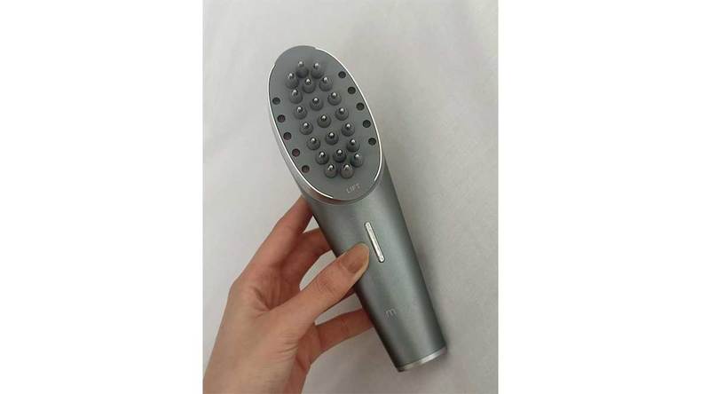 「美顔器のリアルな効果が知りたい！」お家でぐーたらしながらビジュ上げ♡顔にも頭皮にも使えるニードルリフトブラシをご紹介