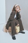 堀未央奈。ar4月号より　ジャケット￥14,256、パンツ￥7,172／エジュクロ（60%）　タンクトップ￥1,500／ブランディーメルビル　ヘアバンド￥550／ダブルシー　イヤリング￥2,200／アネモネ（サンポークリエイト）　ネックレス￥15,950（参考価格）／ディープブロウ（シャルメール）　バッグ￥7,990／エモダ ルミネエスト新宿店　ローファー￥7,500／チャールズ&amp;キース（チャールズ&amp;キースジャパン）　ソックス／スタイリスト私物