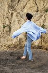 砂浜にいる森田美勇人。ar2月号より