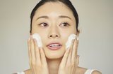 「メイクしても隠し切れない毛穴…」そんな毛穴汚れもメイクもしっかりオフ！今話題の【炭酸クレンジング】がすごい