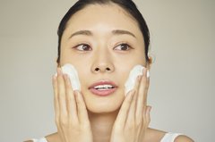 「メイクしても隠し切れない毛穴…」そんな毛穴汚れもメイクもしっかりオフ！今話題の【炭酸クレンジング】がすごい