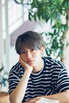 ボーダー柄を着ている諸星翔希。ar8月号より