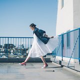 濃紺デニムと純白ワンピのコラボ、最強の「キラーコーデ」になる説