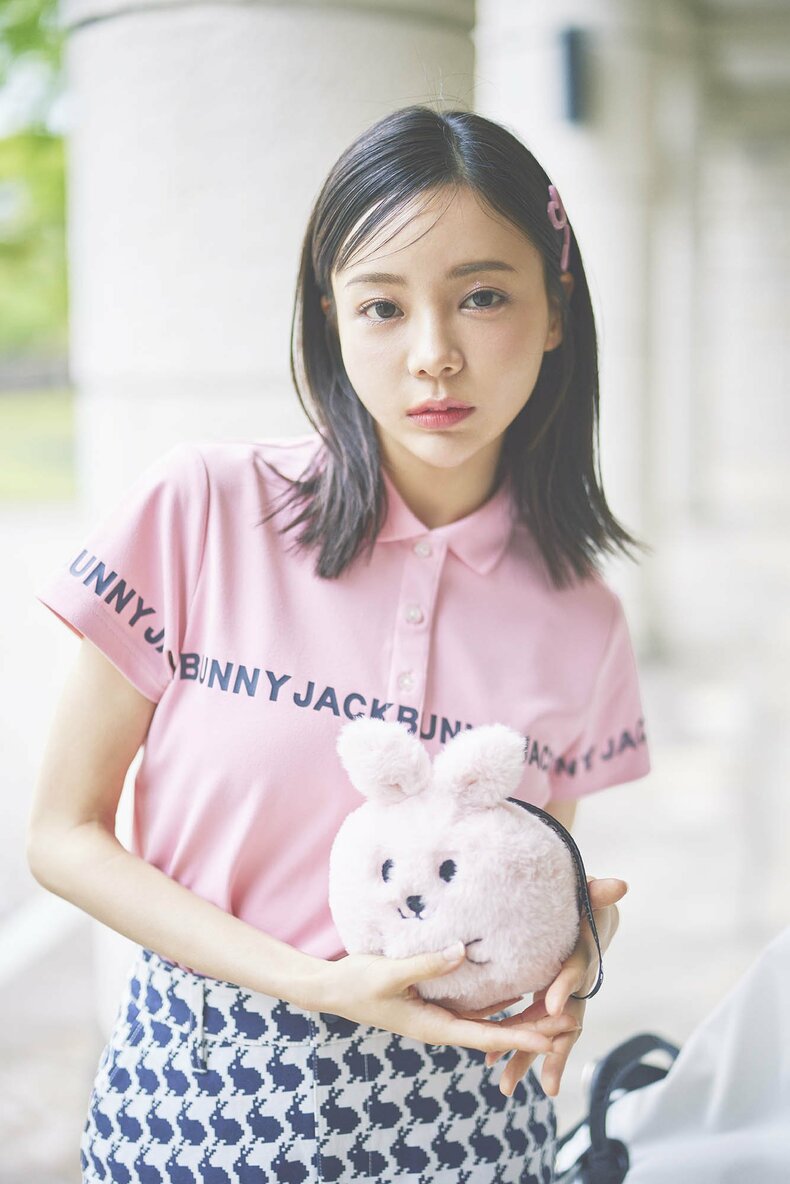 シャツ¥9,900、スカート¥15,400、ソックス¥2,530、キャディーバッグ¥33,000、ポーチ¥6,050/ジャックバニー シューズ¥9,999/ティゴラ