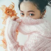 上國料萌衣、もふもふピンクに顔をうずめて…♡ 同じニットで真似したいほど可愛いコーデ3選