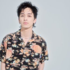 【ショート】スパイキーウルフの襟足でトレンディなメンズヘアに