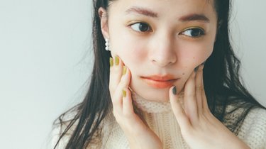 上國料萌衣 オッドネイル でほっぺをプニっと ニットに映える激かわ セルフネイル レシピ Arweb アールウェブ