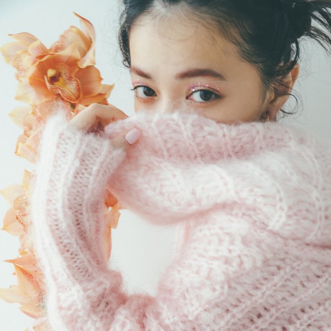 上國料萌衣、もふもふピンクに顔をうずめて…♡ 同じニットで真似したいほど可愛いコーデ３選