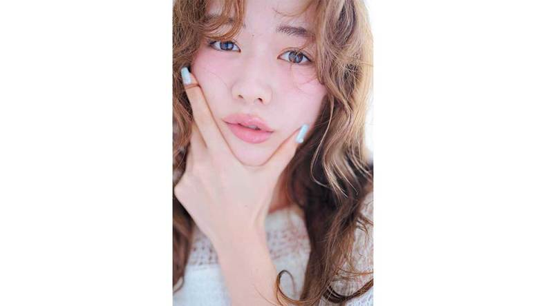 今秋は桃のようなピンク顔が推し！多幸感に満ちた肌で秋顔にアップデートできる最強アイテム9選