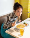 谷まりあ。ar11月号より ピアス¥4,290/ミミ サンジュウサン(サンポークリエイト) バッグ¥35,650/ミニミュート(スクリーンショット) シューズ¥18,700/ニューバランス(ニューバランスジャパンお客様相談室)