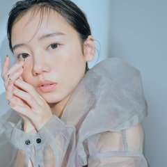 齊藤京子、透け服に包まれて…こんな大人顔見たことない♡しっとり色気が纏えるネイルレシピも公開